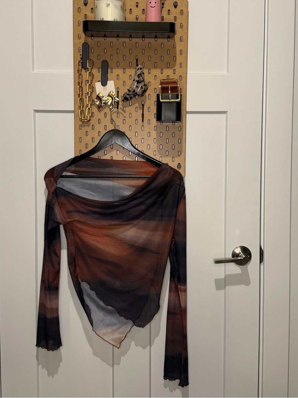 Off-Shoulder Ombre Brown Long-Sleeve Mesh Top - Picture 4 of 5